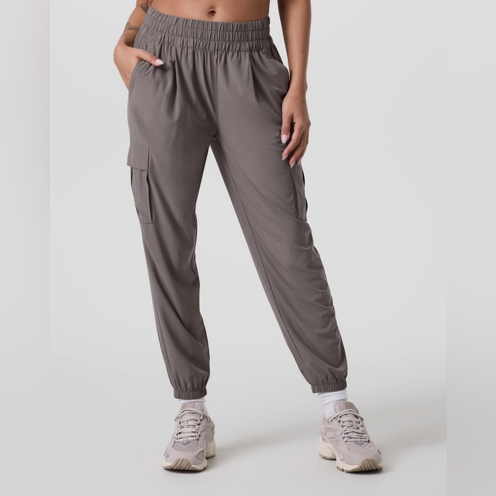 Vuori Women’s Villa Cargo Pants in Gray